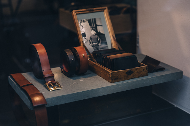 Blick durch das Schaufenster des Lederateliers