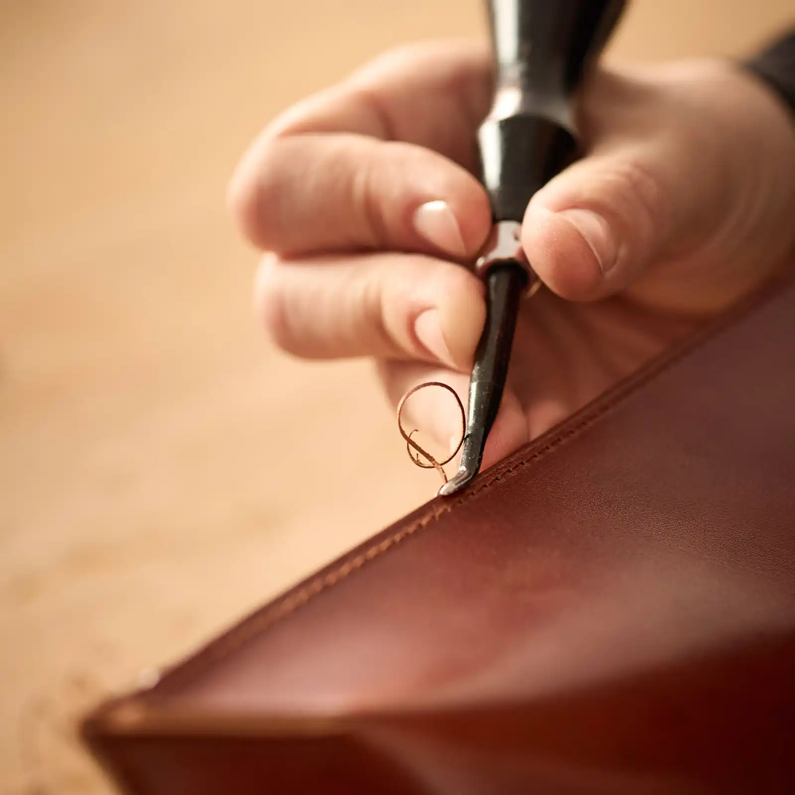 Restauration einer hochwertigen Ledertasche