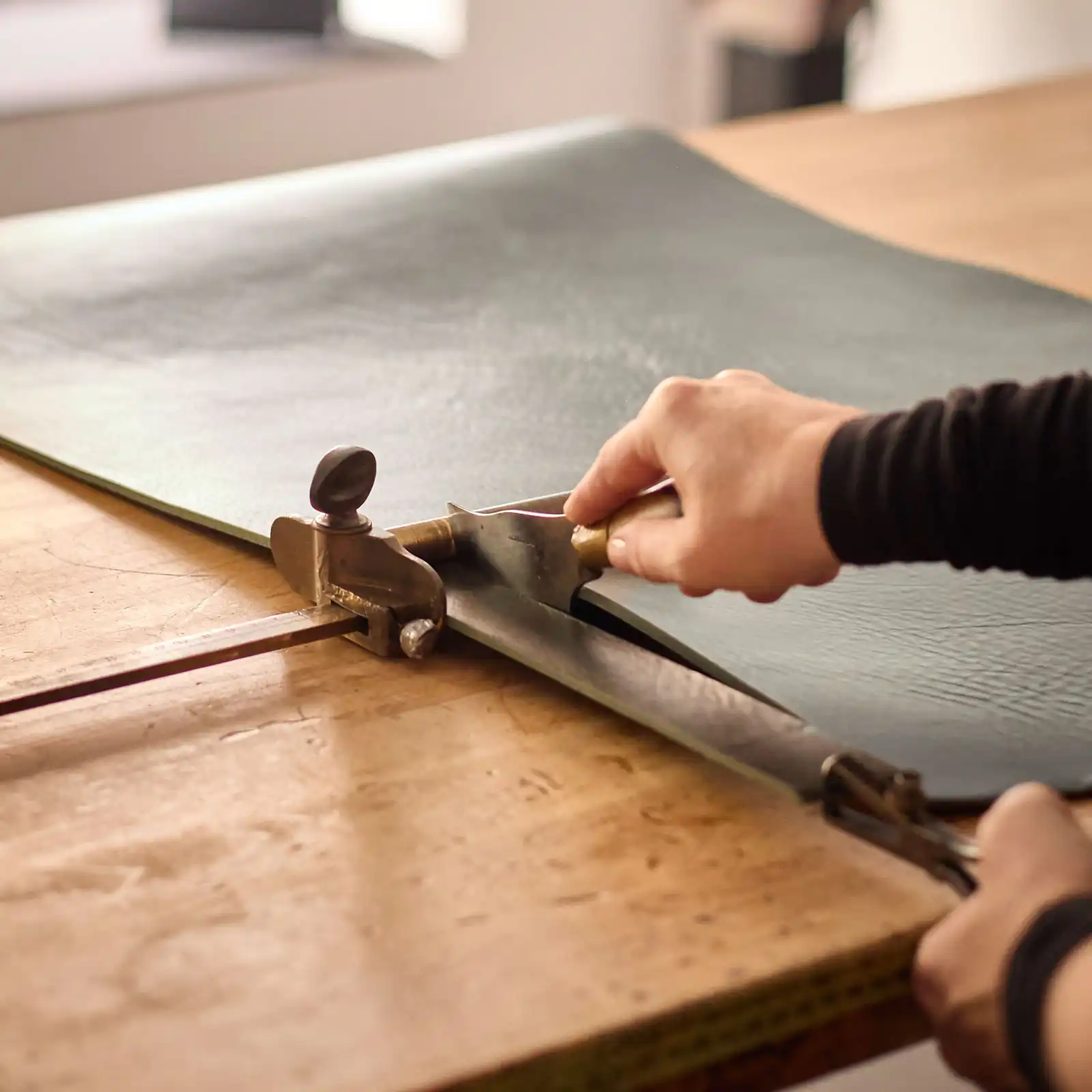 Restauration einer hochwertigen Ledertasche